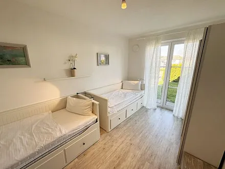 Schlafzimmer mit 2 Kojenbetten (0,80 m x 2,00 m) - kann mit wenigen Handgriffen auf eine Liegefläche von 1,60 m als Doppelbett vergrößert werden, Kleiderschrank mit Ordnungssystem