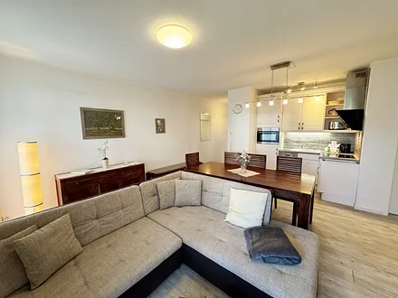 Wohnbereich mit Massivholzmöbeln, gemütliche Eckcouch, 50 Zoll LED-Flachbildschirm, Blu-ray-Player, Stereoanlage, Bücherauswahl, Gesellschaftsspiele und textiles Kinderspielzeug