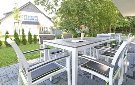 bestuhlte Terrasse (Ost) mit Grill 