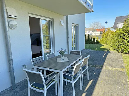 bestuhlte Terrasse (Ost) mit Grill 