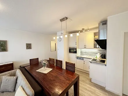 Küchenzeile mit Kühlschrank und Gefrierfach, Cerankochfeld, Backofen, Geschirrspüler, Wasserkocher, Toaster, Kaffeemaschine, Handmixer, Kindergeschirr und Besteck und diversen Küchenutensilien