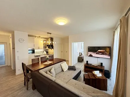 Wohnbereich mit Massivholzmöbeln, gemütliche Eckcouch, 50 Zoll LED-Flachbildschirm, Blu-ray-Player, Stereoanlage, Bücherauswahl, Gesellschaftsspiele und textiles Kinderspielzeug