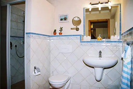 Bad mit Dusche u. Fußbodenheizung