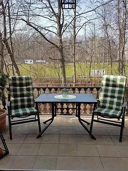 Balkon mit Möbeln (für 4 Personen)