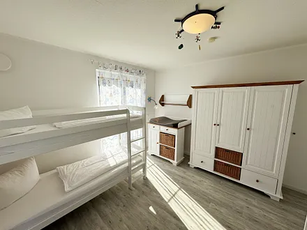 Schlafzimmer mit zwei Etagenbetten, Kleiderschrank, Schatzkiste mit Spielsachen, 2 Kinderreisebetten (mit Matratzen), Wickelkommode