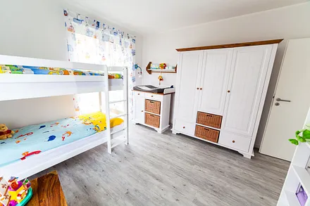 Schlafzimmer mit zwei Etagenbetten, Kleiderschrank, Schatzkiste mit Spielsachen, 2 Kinderreisebetten (mit Matratzen), Wickelkommode