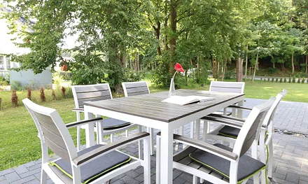 großzügiger Garten mit 3 Terrassen (Süd/Ost), Gartenmöbeln sowie Spiel- und Grillmöglichkeit