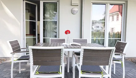 großzügiger Garten mit 3 Terrassen (Süd/Ost), Gartenmöbeln sowie Spiel- und Grillmöglichkeit