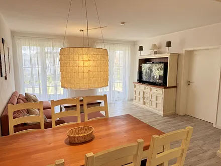 Esstisch mit Stühlen