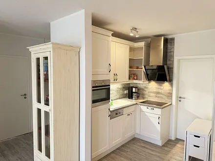 Küchenzeile mit Kühlschrank und Gefrierfach, Backofen, Geschirrspüler, Mikrowelle, Cerankochfeld, Kaffeemaschine, Thermoskanne, Wasserkocher, Teekanne, Toaster sowie diverse Küchenutensilien