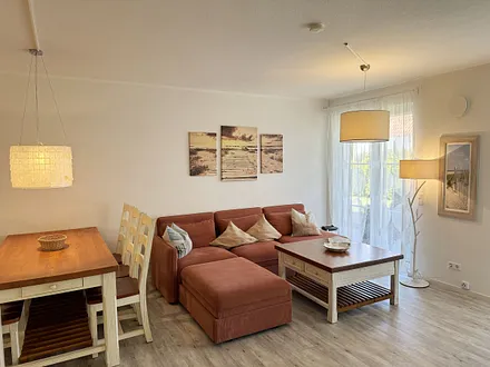 Wohnbereich mit Massivholzmöbeln mit großer Couch, Couchtisch, Leselampe, 4K UHD LED Smart-TV, Soundbar, CD/DVD/Blu-Ray-Player