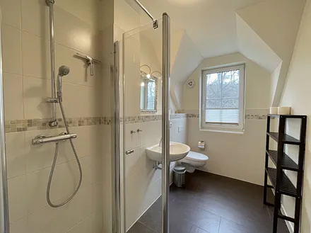 Tageslichtbad mit ebenerdiger Dusche, WC, Fön, Waschplatz, Kosmetikspiegel, Fußbodenheizung, Insektenschutzgitter, beheizbarer Handtuchtrockner und zuschaltbare Ventilator-Lüftungseinrichtung