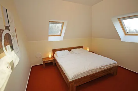 Schlafzimmer mit Doppelbett (2x 0,90 m x 2,00 m), verstellbare Lattenroste, Nachtischablagen und Kleiderschrank