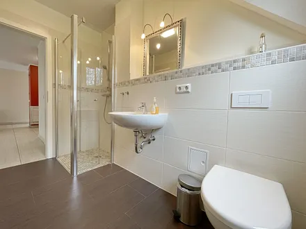 Tageslichtbad mit ebenerdiger Dusche, WC, Fön, Waschplatz, Kosmetikspiegel, Fußbodenheizung, Insektenschutzgitter, beheizbarer Handtuchtrockner und zuschaltbare Ventilator-Lüftungseinrichtung