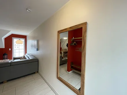 Wohnbereich mit gemütlicher Couchecke, Couchtisch, dimmbarer Beleuchtung, Leselampe, großer Flachbild-TV, Blu-Ray-Player, Sideboard mit Gesellschaftsspielen und Radio