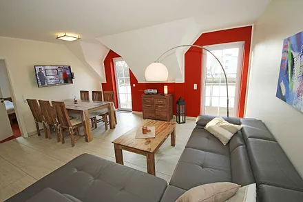 Wohnbereich mit gemütlicher Couchecke, Couchtisch, dimmbarer Beleuchtung, Leselampe, großer Flachbild-TV, Blu-Ray-Player, Sideboard mit Gesellschaftsspielen und Radio