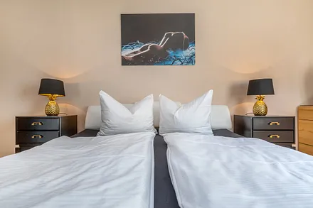 ... und Kleiderschrank (nicht im Bild).