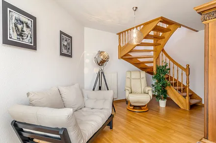 Der Treppenaufgang in der Diele führt ins 1.OG zum Wohnzimmer und zur Küche.