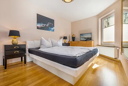 Das Schlafzimmer mit großem Wasserbett (2 x 2,20m) ...