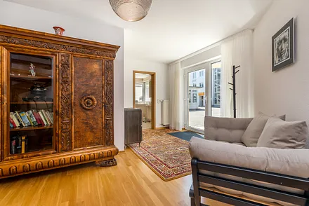 Blick von der Diele zum Bad.