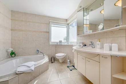 Das schöne Bad mit Badewanne, Fenster ...