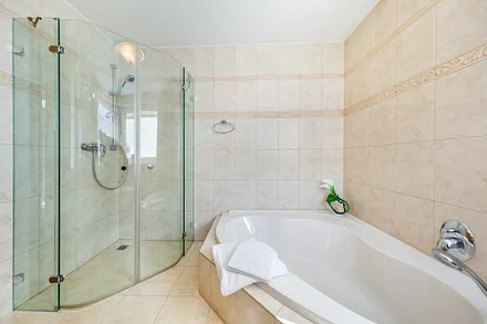 ... bodengleicher Dusche und WC.