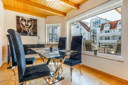 Das große Fenster im schönen Eßbereich ...