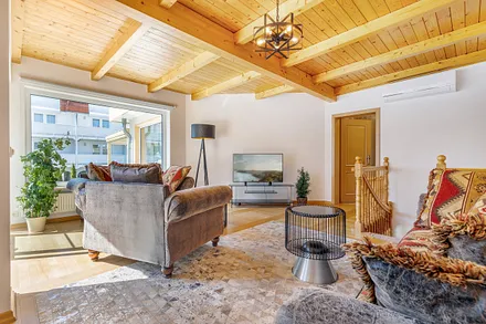 Das große Fenster im TV-Bereich hat ebenfalls ein Sichtschutzrollo.