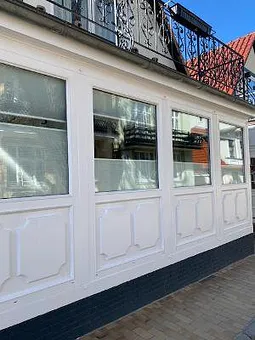 Jalousien tagsüber für Sichtschutz, nachts zur Abdunklung vorhanden