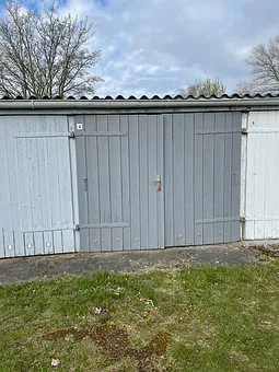 Kleine Garage kann kostenlos zur Verfügung gestellt werden, 1,8 km vom Appartment entfernt (Nur für kleine Autos geeignet, Masse: 2,55 m breit, 5,30 m lang, 2,00 m hoch)