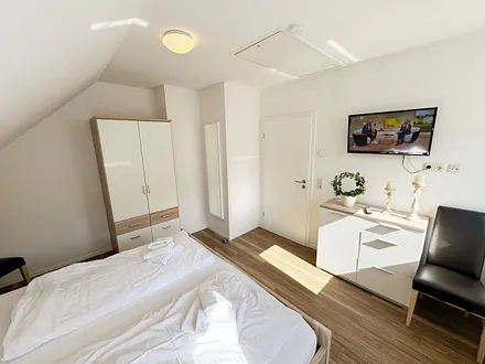 1. Schlafzimmer mit TV