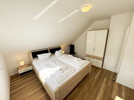 1. Schlafzimmer mit Kleiderschrank