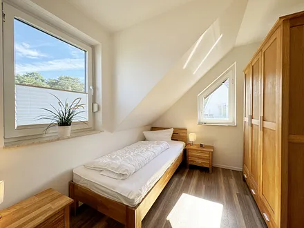 2. Schlafzimmer mit Kleiderschrank