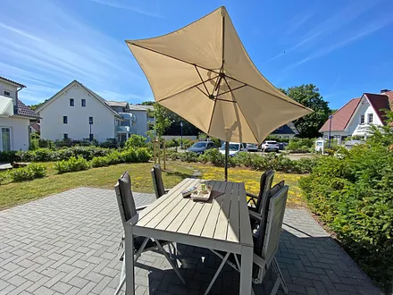 bestuhlte Terrasse mit Sonnenschirm