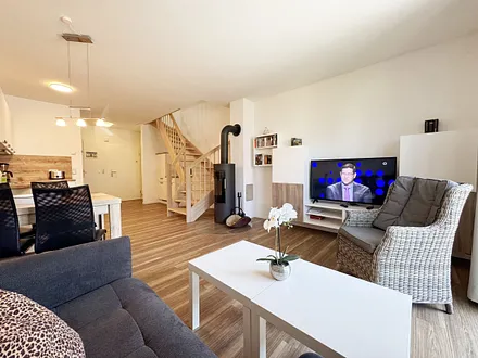 gemütliches Wohnzimmer mit Couch und Sessel