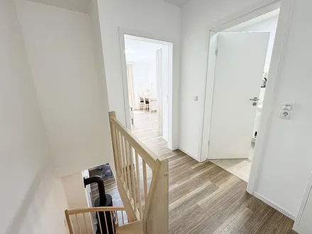 Obergeschoss mit Blick ins Schlafzimmer und Badezimmer