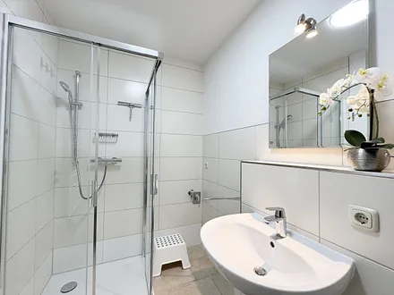 Badezimmer mit ebenerdiger Dusche