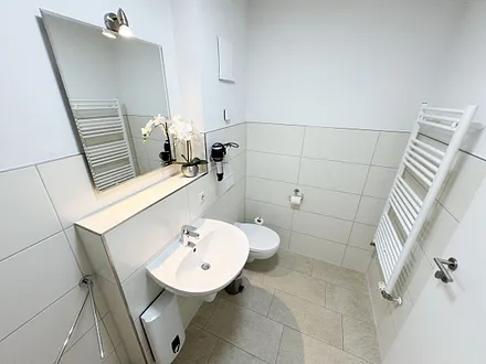 Badezimmer mit Waschbecken und WC