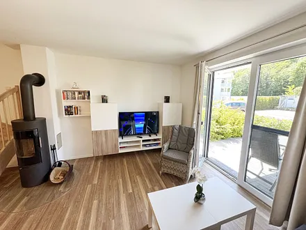 gemütliches Wohnzimmer mit Smart-TV und Kamin