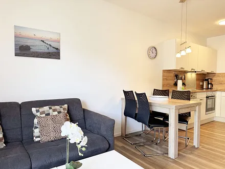 gemütliches Wohnzimmer mit Couch und Sessel