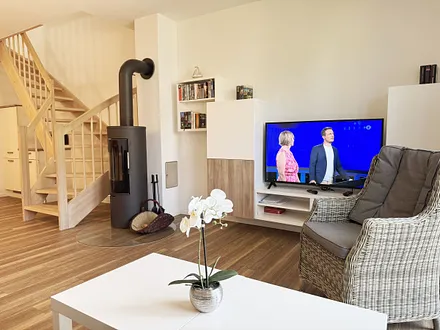gemütliches Wohnzimmer mit Smart-TV