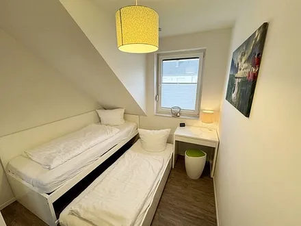 Schlafzimmer mit Kojenbett ( 2 separate Liegeflächen von jeweils 0,90 m x 2,00 m), geräumigen Kleiderschrank, Safe und Wecker