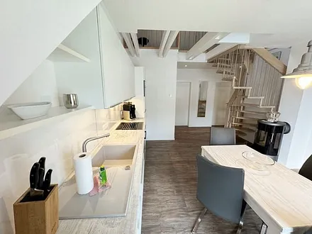 Einbauküche mit Markengeräten wie Geschirrspüler, Induktionsfeld mit Backofen, Kühlschrank mit Gefrierfach, Mikrowelle, Kaffeemaschine, Toaster, Wassserkocher sowie kleine Küchenhelfer