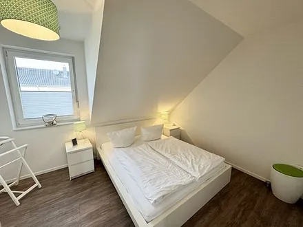 Schlafzimmer mit Doppelbett (1,60 m x 2,00 m), geräumigen Kleiderschrank und Wecker