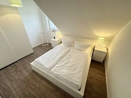 Schlafzimmer mit Doppelbett (1,60 m x 2,00 m), geräumigen Kleiderschrank und Wecker