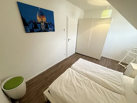 Schlafzimmer mit Doppelbett (1,60 m x 2,00 m), geräumigen Kleiderschrank und Wecker