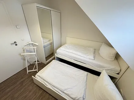 Schlafzimmer mit Kojenbett ( 2 separate Liegeflächen von jeweils 0,90 m x 2,00 m), geräumigen Kleiderschrank, Safe und Wecker