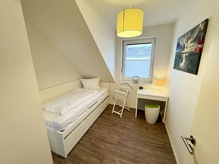 Schlafzimmer mit Kojenbett ( 2 separate Liegeflächen von jeweils 0,90 m x 2,00 m), geräumigen Kleiderschrank, Safe und Wecker