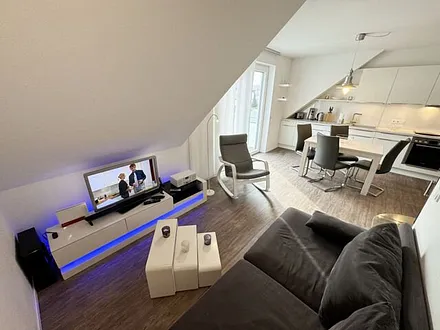 Wohnbereich mit Couch, Kaminofen, Smart-TV, Blu-Ray-Player u.a. mit CD- und Radiofunktion sowie Gesellschaftsspielen