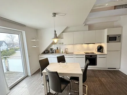 Einbauküche mit Markengeräten wie Geschirrspüler, Induktionsfeld mit Backofen, Kühlschrank mit Gefrierfach, Mikrowelle, Kaffeemaschine, Toaster, Wassserkocher sowie kleine Küchenhelfer